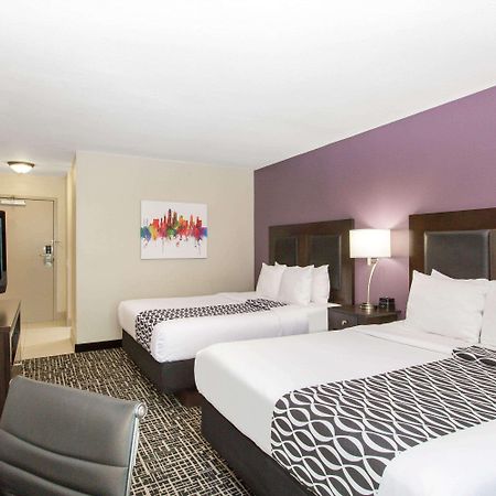La Quinta By Wyndham Blue Springs Hotel Exterior photo