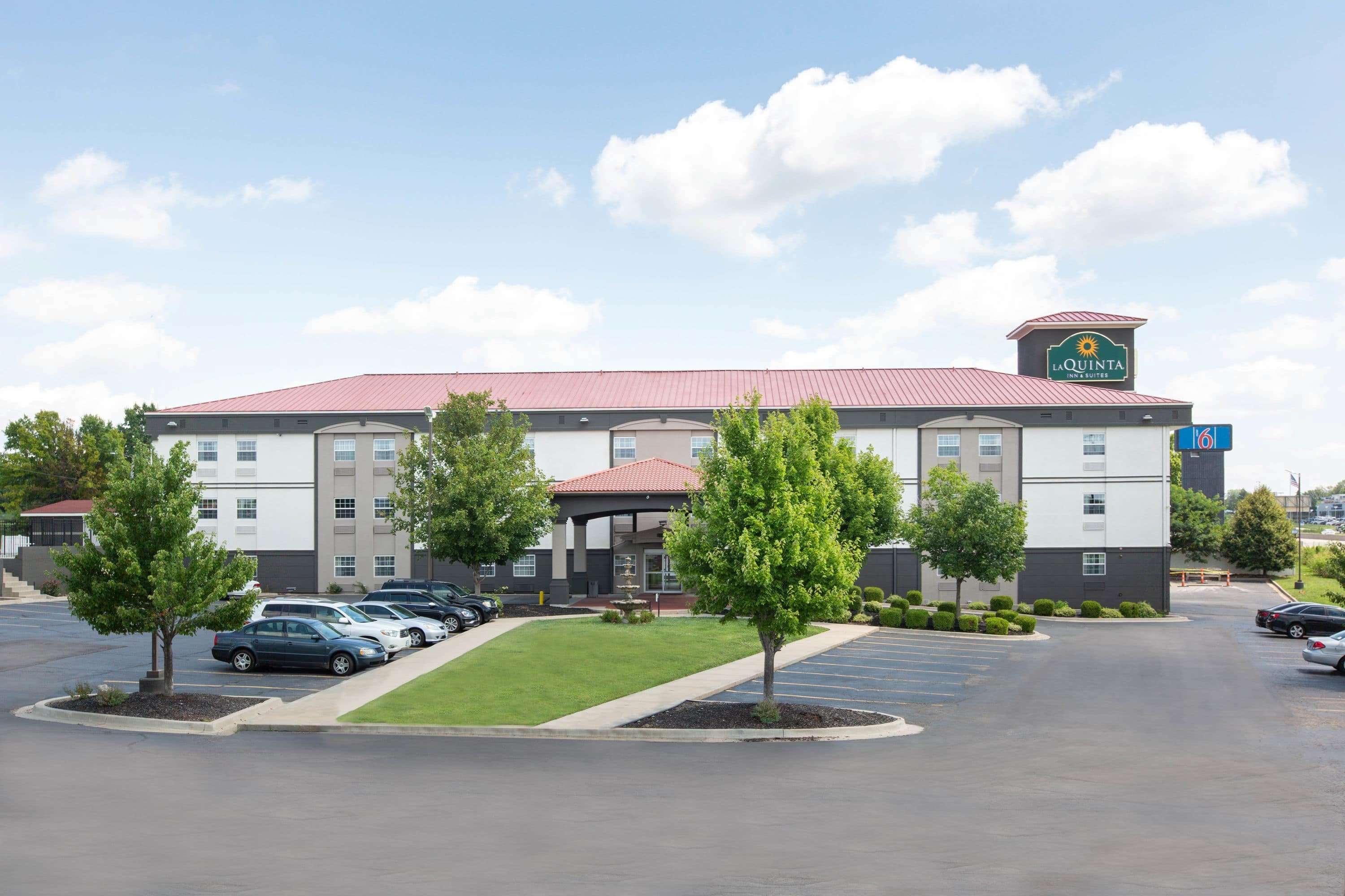 La Quinta By Wyndham Blue Springs Hotel Exterior photo