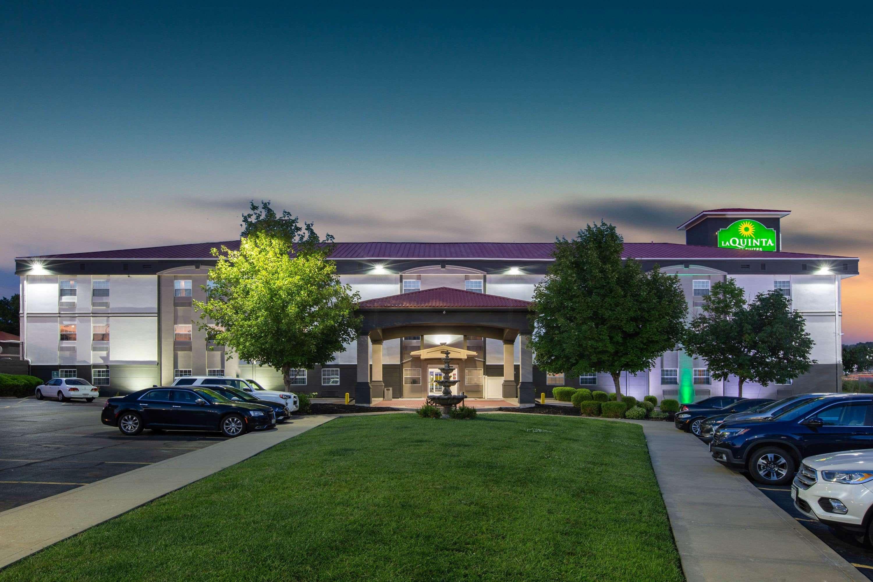 La Quinta By Wyndham Blue Springs Hotel Exterior photo