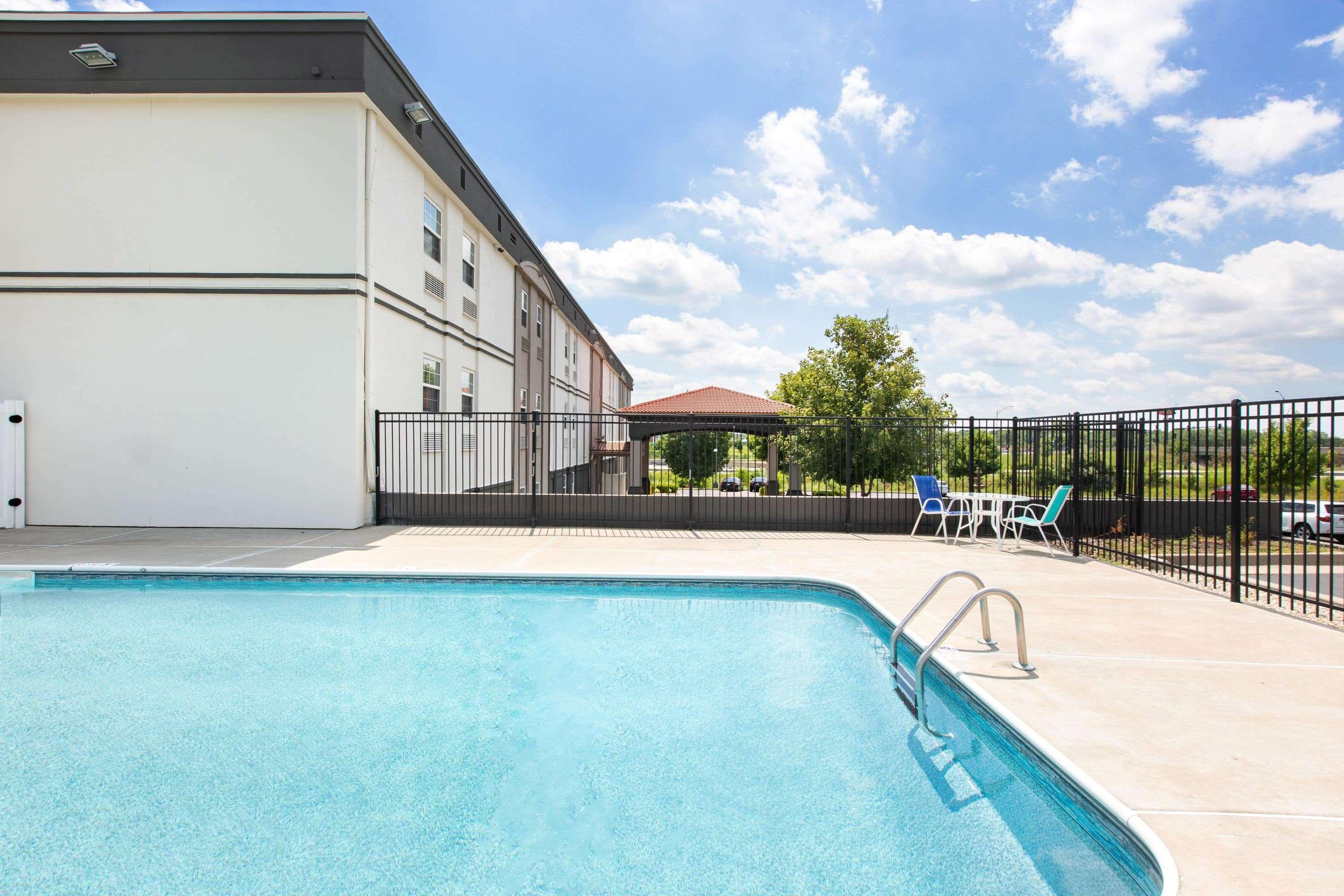 La Quinta By Wyndham Blue Springs Hotel Exterior photo